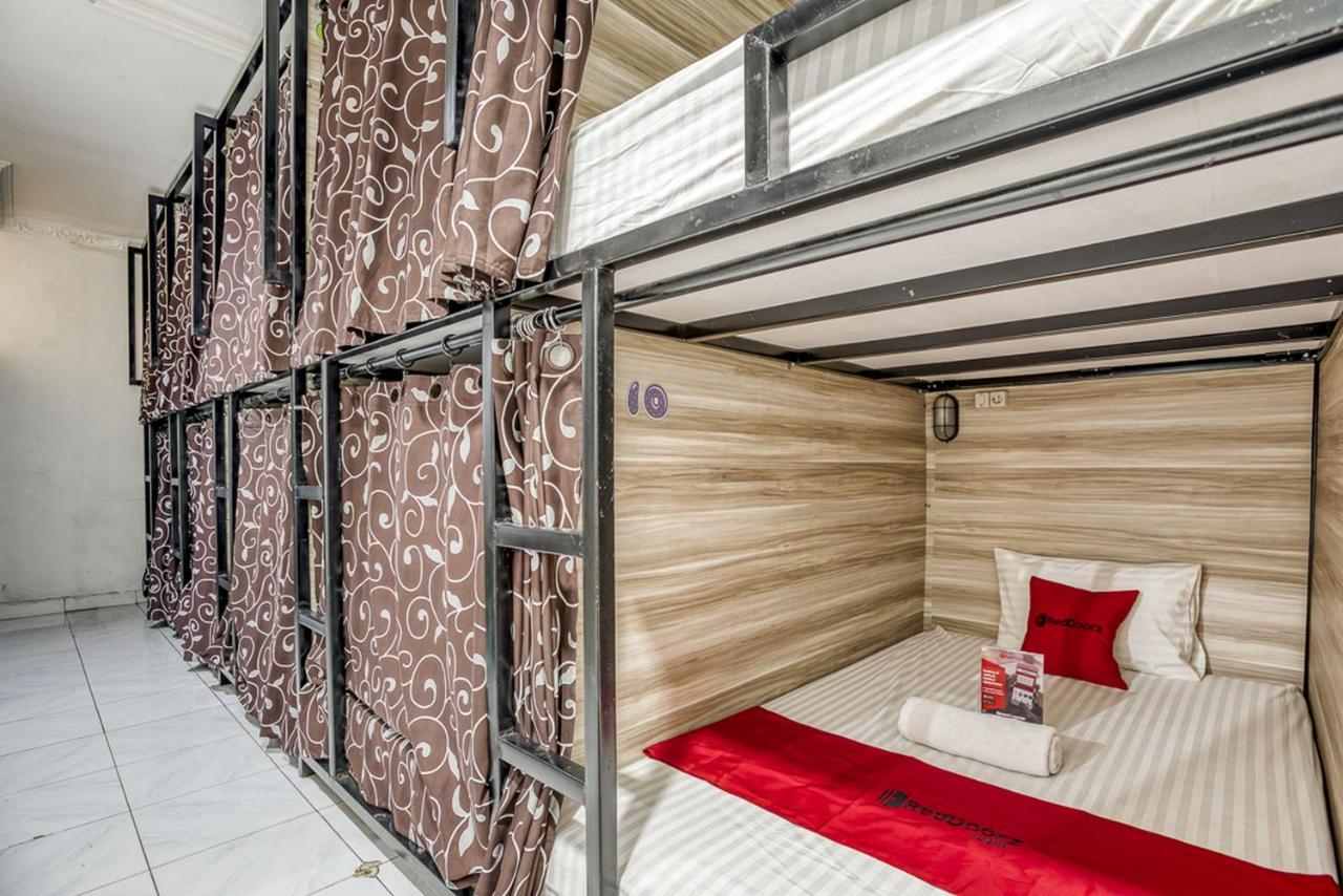 Reddoorz Hostel @ Feliz Noche Cengkareng Jakarta Giường trong nhà trọ bức ảnh