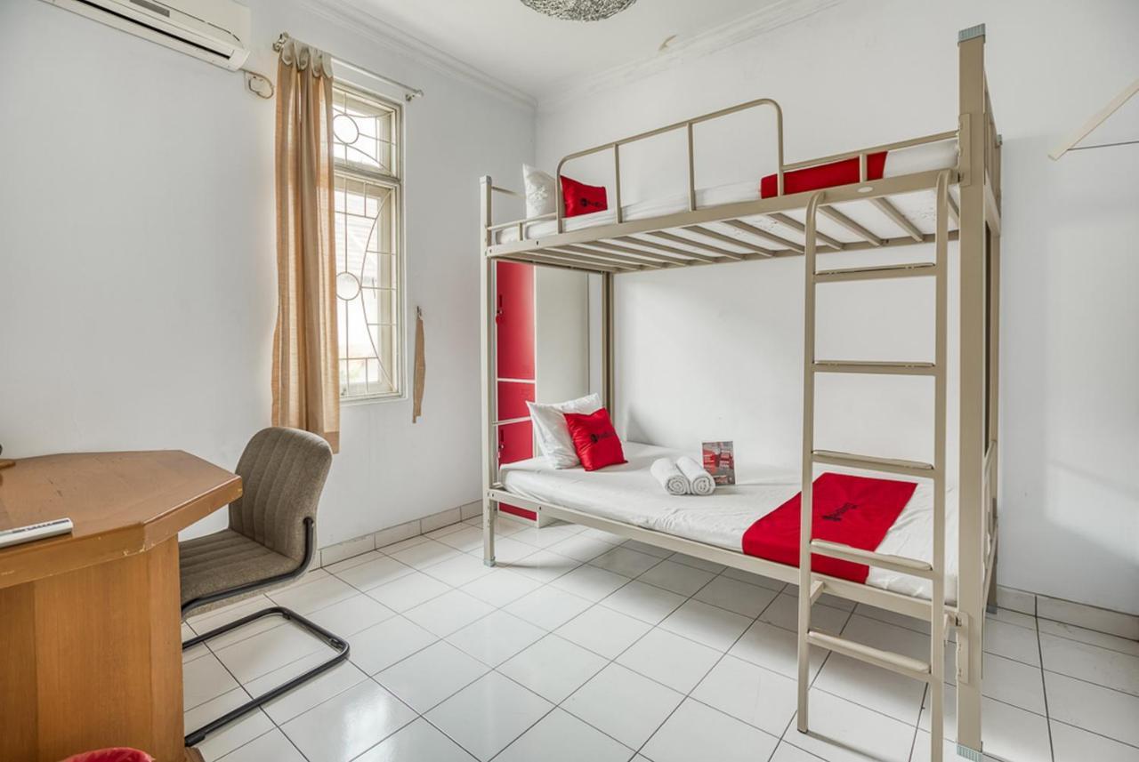 Reddoorz Hostel @ Feliz Noche Cengkareng Jakarta Giường trong nhà trọ bức ảnh