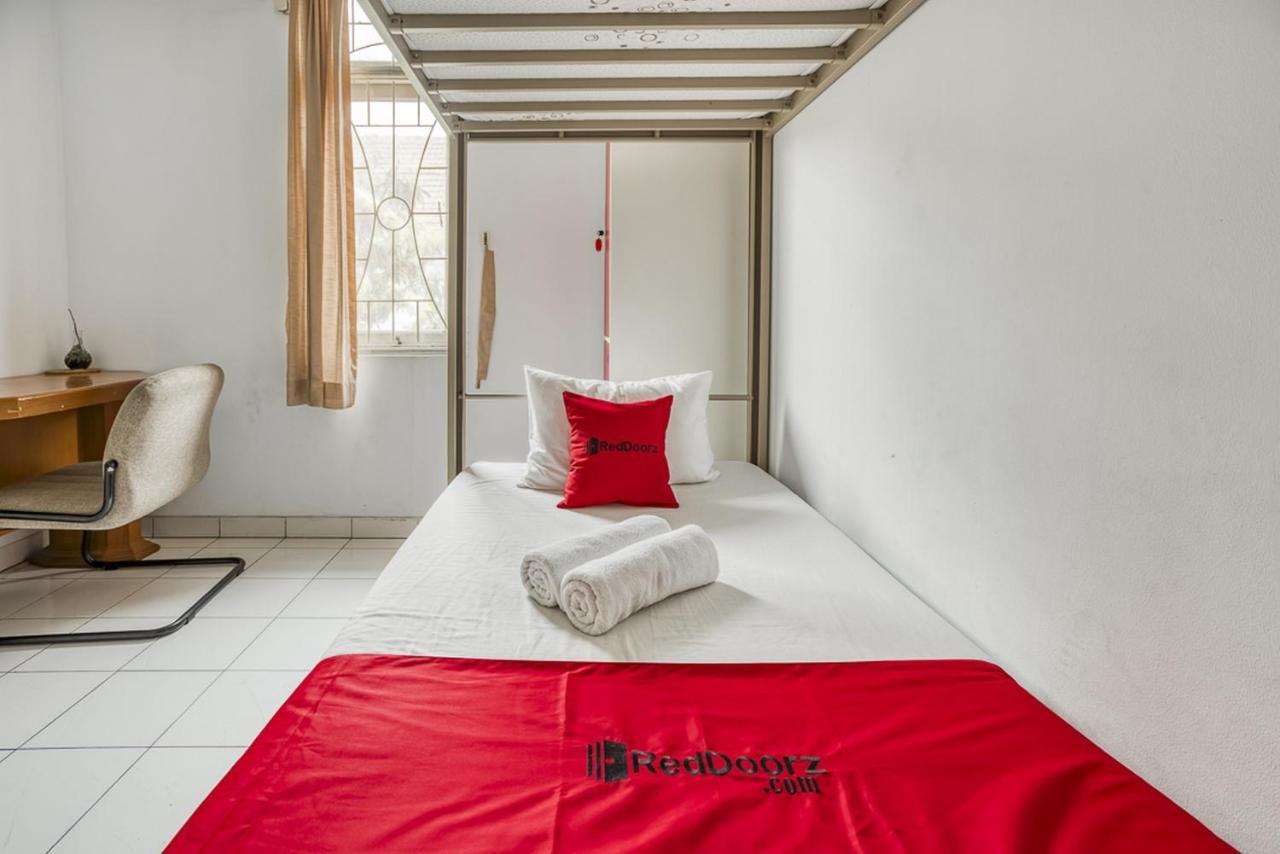 Reddoorz Hostel @ Feliz Noche Cengkareng Jakarta Ngoại thất bức ảnh